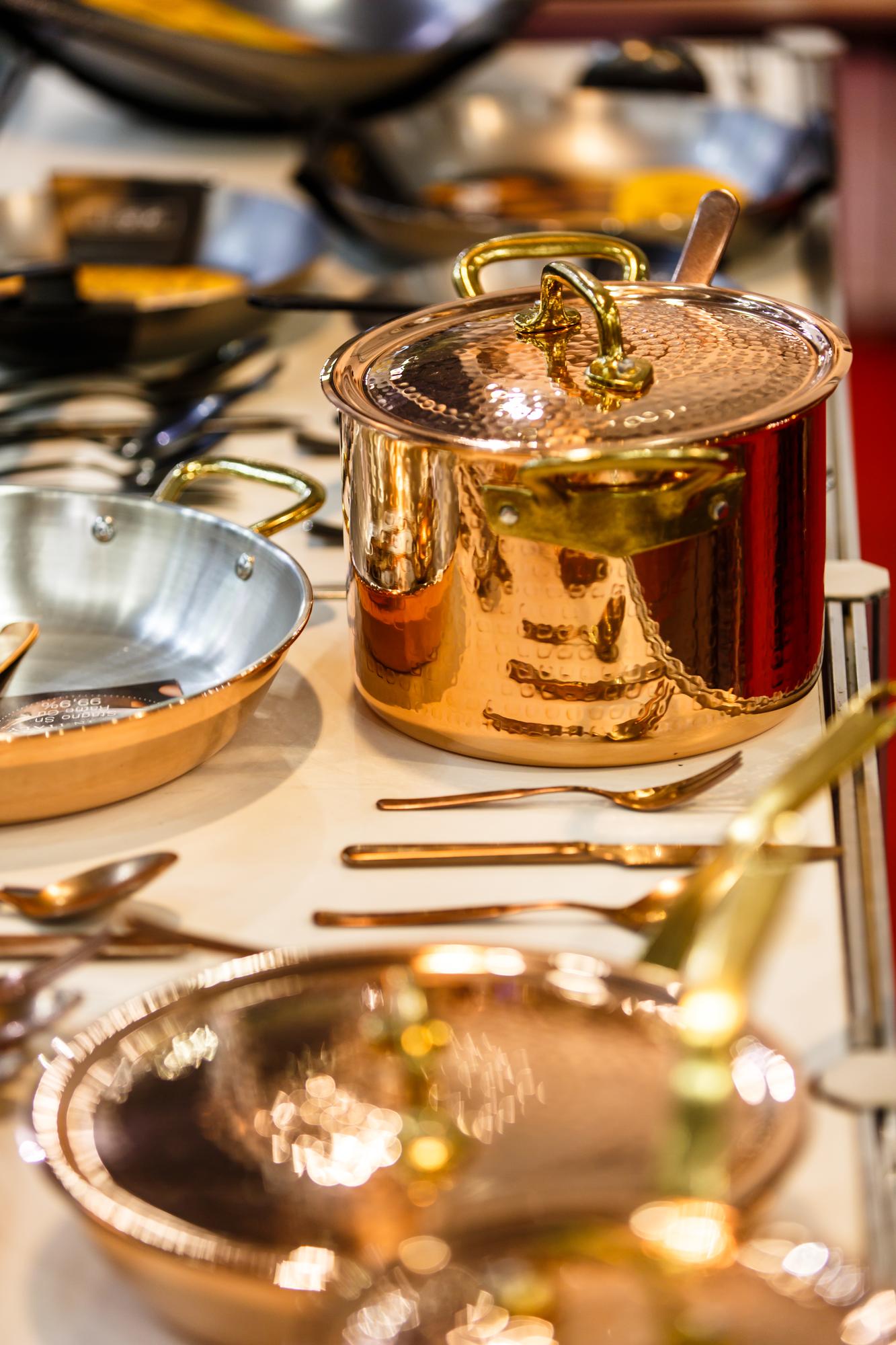 Cucina atelier con pentole in rame