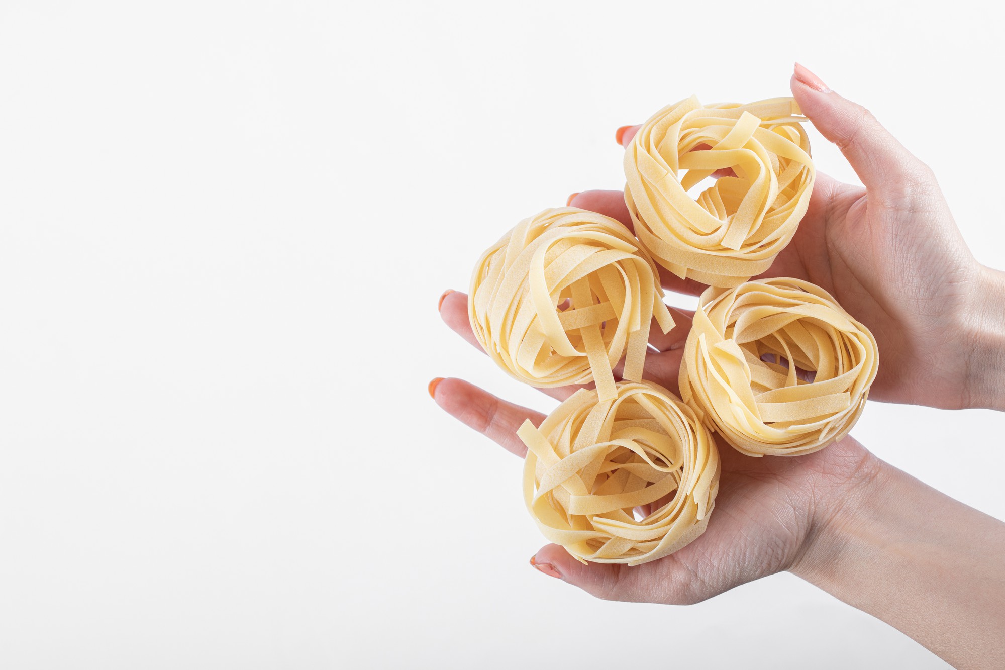 Mani che lavorano pasta fresca